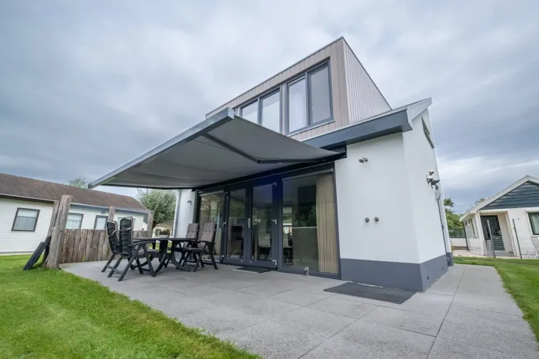 Tuin met elektrisch zonnescherm